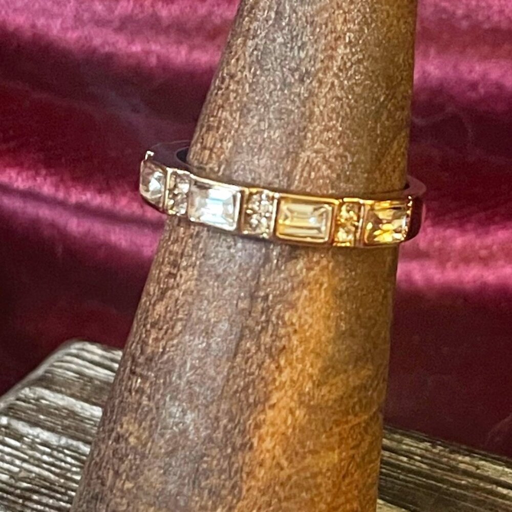 Elegant Gold Baguette-Cut Crystal Band Ring 💎✨